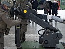 Ministerin Tanner beim Pionierbataillon 2. (Bild öffnet sich in einem neuen Fenster)