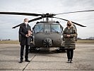 Klaudia Tanner und Thomas Stelzer in Hörsching. (Bild öffnet sich in einem neuen Fenster)