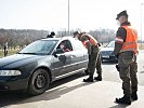 Die Ministerin am Grenzübergang Klingenbach. (Bild öffnet sich in einem neuen Fenster)