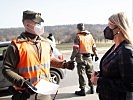 Die Ministerin am Grenzübergang Klingenbach. (Bild öffnet sich in einem neuen Fenster)