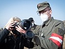 Die Ministerin am Grenzübergang Klingenbach. (Bild öffnet sich in einem neuen Fenster)