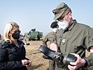 Die Ministerin am Grenzübergang Klingenbach. (Bild öffnet sich in einem neuen Fenster)