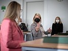 Ministerin Tanner bei Lehrlingstestung in Wels. (Bild öffnet sich in einem neuen Fenster)