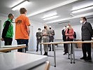 Ministerin Tanner bei Lehrlingstestung in Wels. (Bild öffnet sich in einem neuen Fenster)