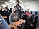 Ministerin Tanner bei Lehrlingstestung in Wels. (Bild öffnet sich in einem neuen Fenster)