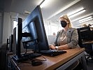 Ministerin Tanner bei Lehrlingstestung in Wels. (Bild öffnet sich in einem neuen Fenster)