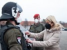 Klaudia Tanner besuchte die Militärpolizei. (Bild öffnet sich in einem neuen Fenster)