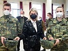 Verteidigungsministerin Tanner in der Heeresbekleidungsanstalt. (Bild öffnet sich in einem neuen Fenster)