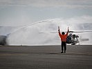 Klaudia Tanner übergab den ersten modifizierten S-70 "Black Hawk". (Bild öffnet sich in einem neuen Fenster)