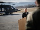 Klaudia Tanner übergab den ersten modifizierten S-70 "Black Hawk". (Bild öffnet sich in einem neuen Fenster)