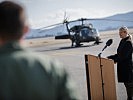 Klaudia Tanner übergab den ersten modifizierten S-70 "Black Hawk". (Bild öffnet sich in einem neuen Fenster)