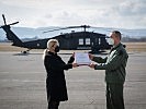 Klaudia Tanner übergab den ersten modifizierten S-70 "Black Hawk". (Bild öffnet sich in einem neuen Fenster)