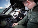 Übergabe eines modifizierten "Black Hawks" an die Truppe. (Bild öffnet sich in einem neuen Fenster)