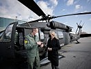 Klaudia Tanner übergab den ersten modifizierten S-70 "Black Hawk". (Bild öffnet sich in einem neuen Fenster)