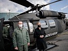 Klaudia Tanner übergab den ersten modifizierten S-70 "Black Hawk". (Bild öffnet sich in einem neuen Fenster)