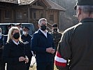 Klaudia Tanner und Karl Nehammer an der Grenze im Burgenland. (Bild öffnet sich in einem neuen Fenster)