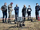 Klaudia Tanner und Karl Nehammer an der Grenze im Burgenland. (Bild öffnet sich in einem neuen Fenster)