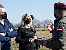 Klaudia Tanner und Karl Nehammer an der Grenze im Burgenland. (Bild öffnet sich in einem neuen Fenster)