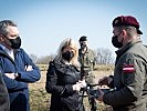 Klaudia Tanner und Karl Nehammer an der Grenze im Burgenland. (Bild öffnet sich in einem neuen Fenster)