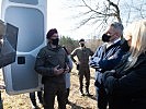 Klaudia Tanner und Karl Nehammer an der Grenze im Burgenland. (Bild öffnet sich in einem neuen Fenster)