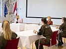 Ministerin Tanner bei einem "Round Table" im Gespräch. (Bild öffnet sich in einem neuen Fenster)