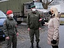 Osterbesuch: Klaudia Tanner bei Soldaten in Gmünd. (Bild öffnet sich in einem neuen Fenster)