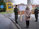 Osterbesuch: Klaudia Tanner bei Soldaten in Gmünd. (Bild öffnet sich in einem neuen Fenster)