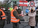 Osterbesuch: Klaudia Tanner bei Soldaten in Gmünd. (Bild öffnet sich in einem neuen Fenster)