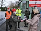 Osterbesuch: Klaudia Tanner bei Soldaten in Gmünd. (Bild öffnet sich in einem neuen Fenster)