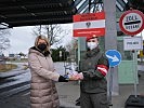 Osterbesuch: Klaudia Tanner bei Soldaten in Gmünd. (Bild öffnet sich in einem neuen Fenster)