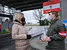 Osterbesuch: Klaudia Tanner bei Soldaten in Gmünd. (Bild öffnet sich in einem neuen Fenster)