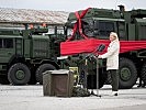 Klaudia Tanner übergibt Schwerlast-Transportsysteme. (Bild öffnet sich in einem neuen Fenster)