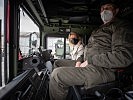 Klaudia Tanner übergibt Schwerlast-Transportsysteme. (Bild öffnet sich in einem neuen Fenster)