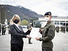 Ministerin Klaudia Tanner mit Oberstleutnant Jasmine Krutzler. (Bild öffnet sich in einem neuen Fenster)