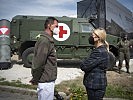 Ministerin Tanner im Gespräch mit Dr. Berger. (Bild öffnet sich in einem neuen Fenster)