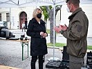 Klaudia Tanner beim Handentschärferzentrum in Wien. (Bild öffnet sich in einem neuen Fenster)