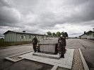 Klaudia Tanner in der KZ-Gedenkstätte Mauthausen. (Bild öffnet sich in einem neuen Fenster)