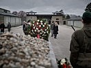 Klaudia Tanner in der KZ-Gedenkstätte Mauthausen. (Bild öffnet sich in einem neuen Fenster)