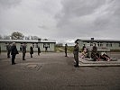 Klaudia Tanner in der KZ-Gedenkstätte Mauthausen. (Bild öffnet sich in einem neuen Fenster)