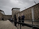 Klaudia Tanner in der KZ-Gedenkstätte Mauthausen. (Bild öffnet sich in einem neuen Fenster)