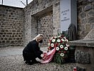 Klaudia Tanner in der KZ-Gedenkstätte Mauthausen. (Bild öffnet sich in einem neuen Fenster)