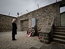 Klaudia Tanner in der KZ-Gedenkstätte Mauthausen. (Bild öffnet sich in einem neuen Fenster)