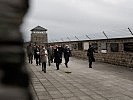 Klaudia Tanner in der KZ-Gedenkstätte Mauthausen. (Bild öffnet sich in einem neuen Fenster)