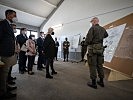 Klaudia Tanner bei einer Übung der 3. Jägerbrigade. (Bild öffnet sich in einem neuen Fenster)