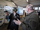 Klaudia Tanner bei einer Übung der 3. Jägerbrigade. (Bild öffnet sich in einem neuen Fenster)