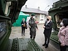 Klaudia Tanner bei einer Übung der 3. Jägerbrigade. (Bild öffnet sich in einem neuen Fenster)