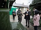 Klaudia Tanner bei einer Übung der 3. Jägerbrigade. (Bild öffnet sich in einem neuen Fenster)