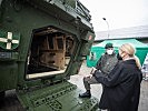 Klaudia Tanner bei einer Übung der 3. Jägerbrigade. (Bild öffnet sich in einem neuen Fenster)