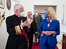 Ministerin Tanner mit Militärgeneralvikar Fahrner. (Bild öffnet sich in einem neuen Fenster)