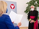 Ministerin Tanner mit Militärgeneralvikar Fahrner. (Bild öffnet sich in einem neuen Fenster)